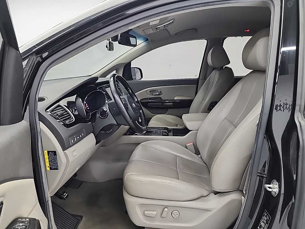 KIA Carnival - Vista 11