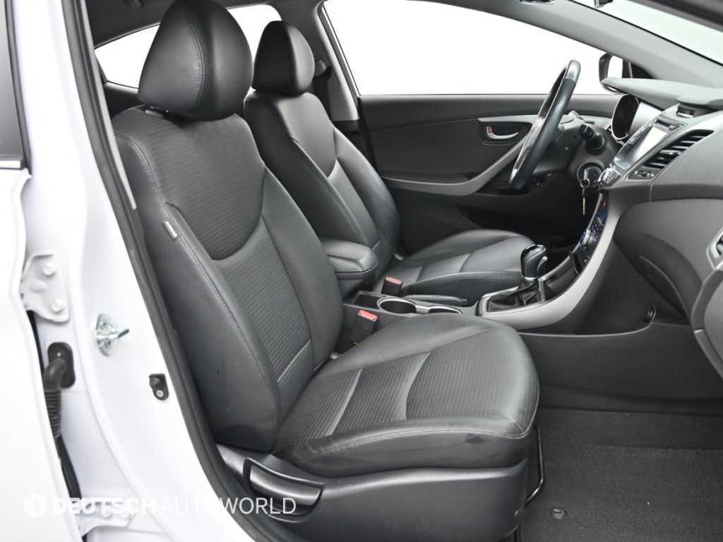 HYUNDAI Avante - Vista 10