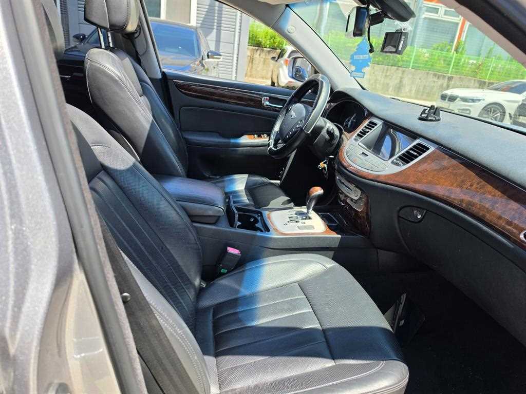 HYUNDAI Genesis - Vista 4