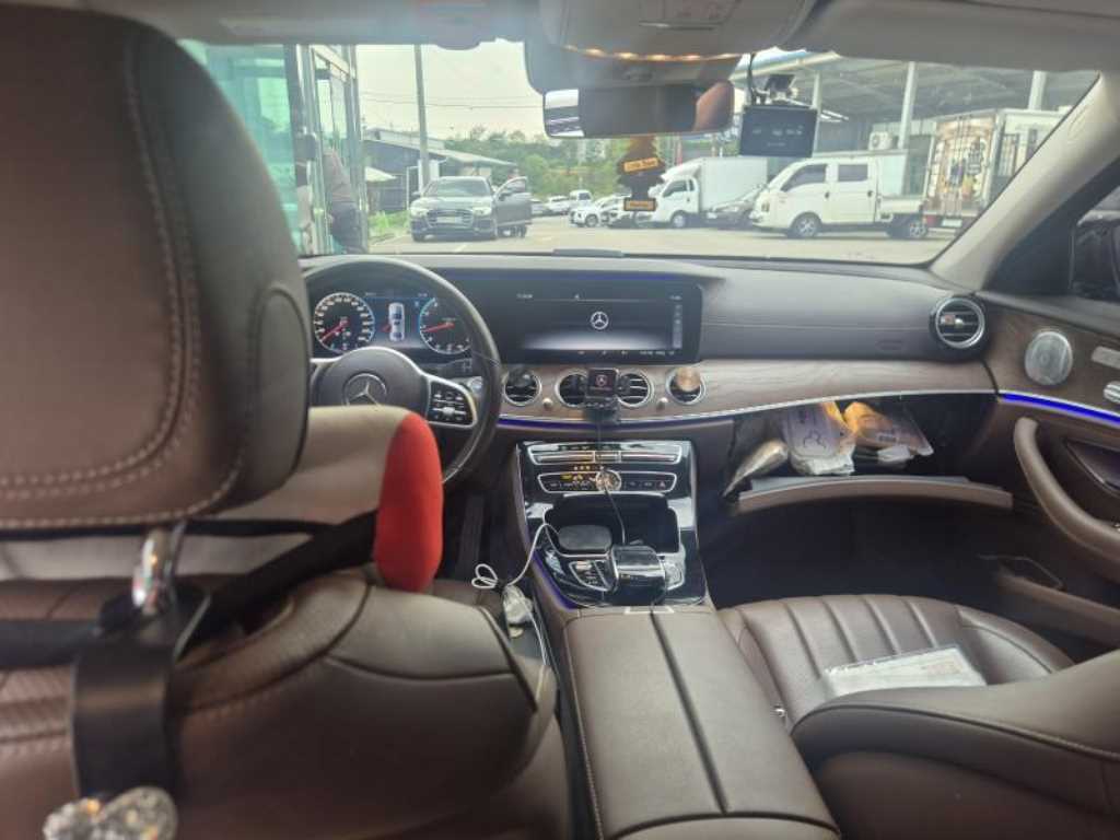 Mercedes Benz E class - Vista 8