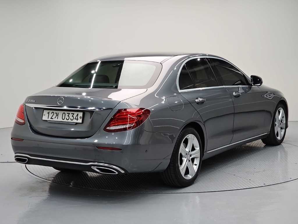 Mercedes Benz E class - Vista 4