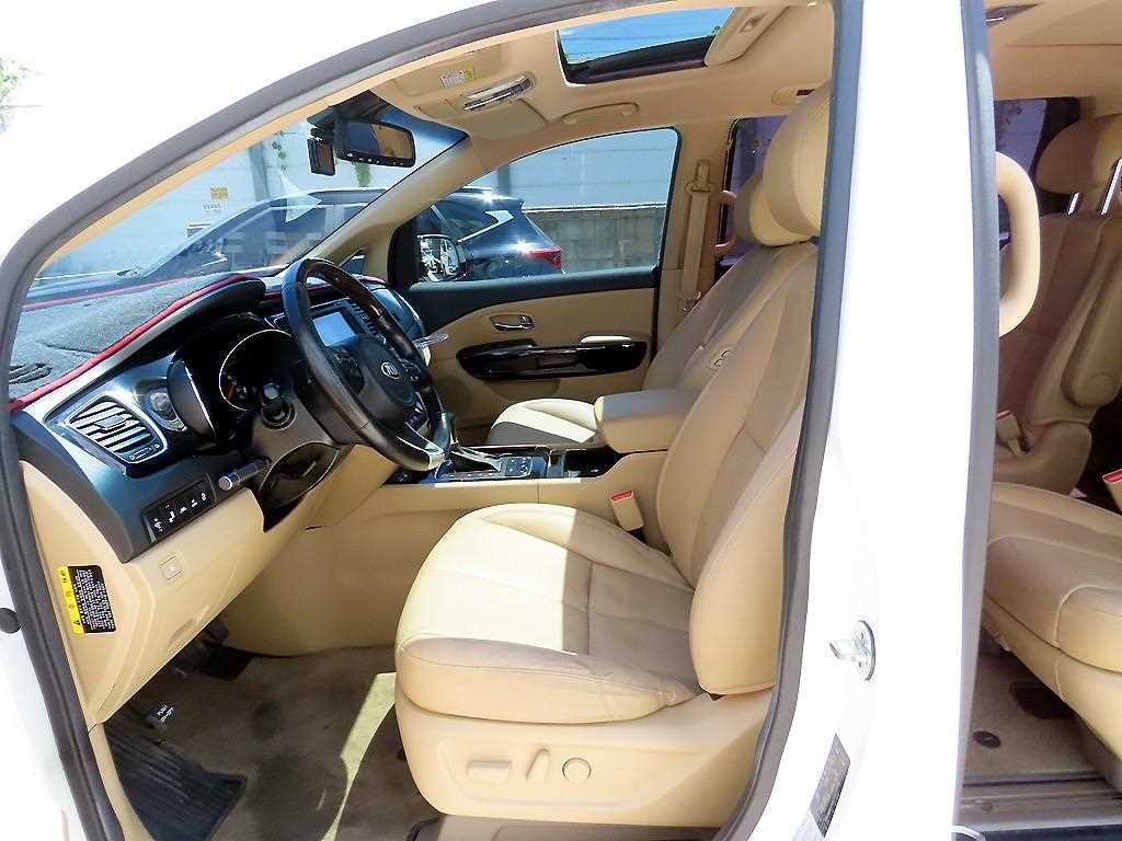 KIA Carnival - Vista 5