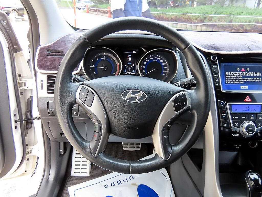 HYUNDAI i30 - Vista 8