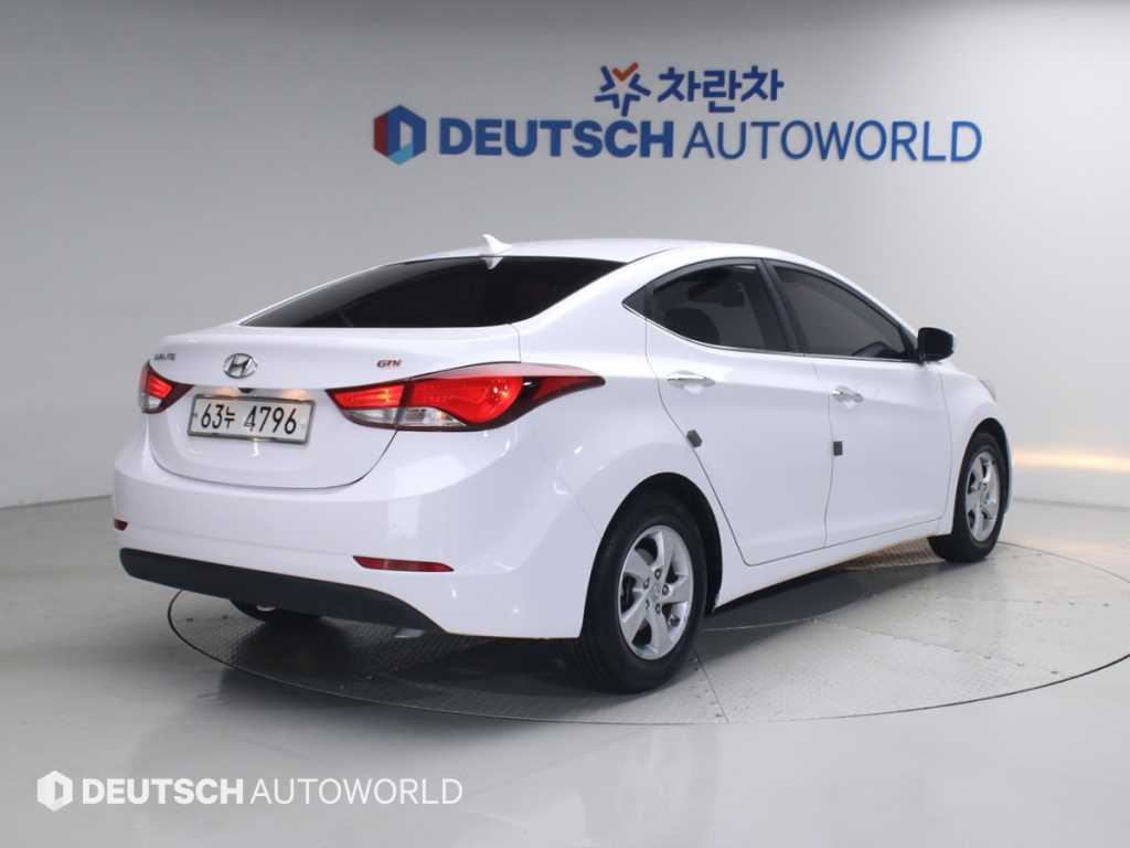 HYUNDAI Avante - Vista 2