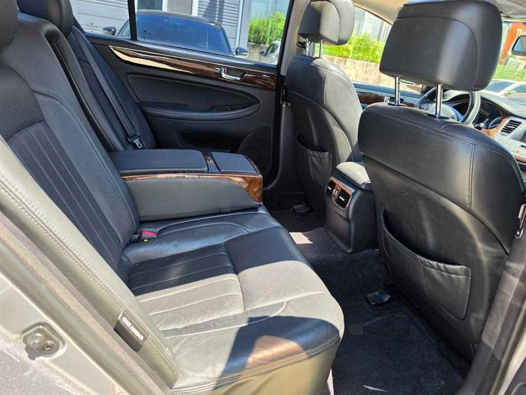 HYUNDAI Genesis - Vista 5