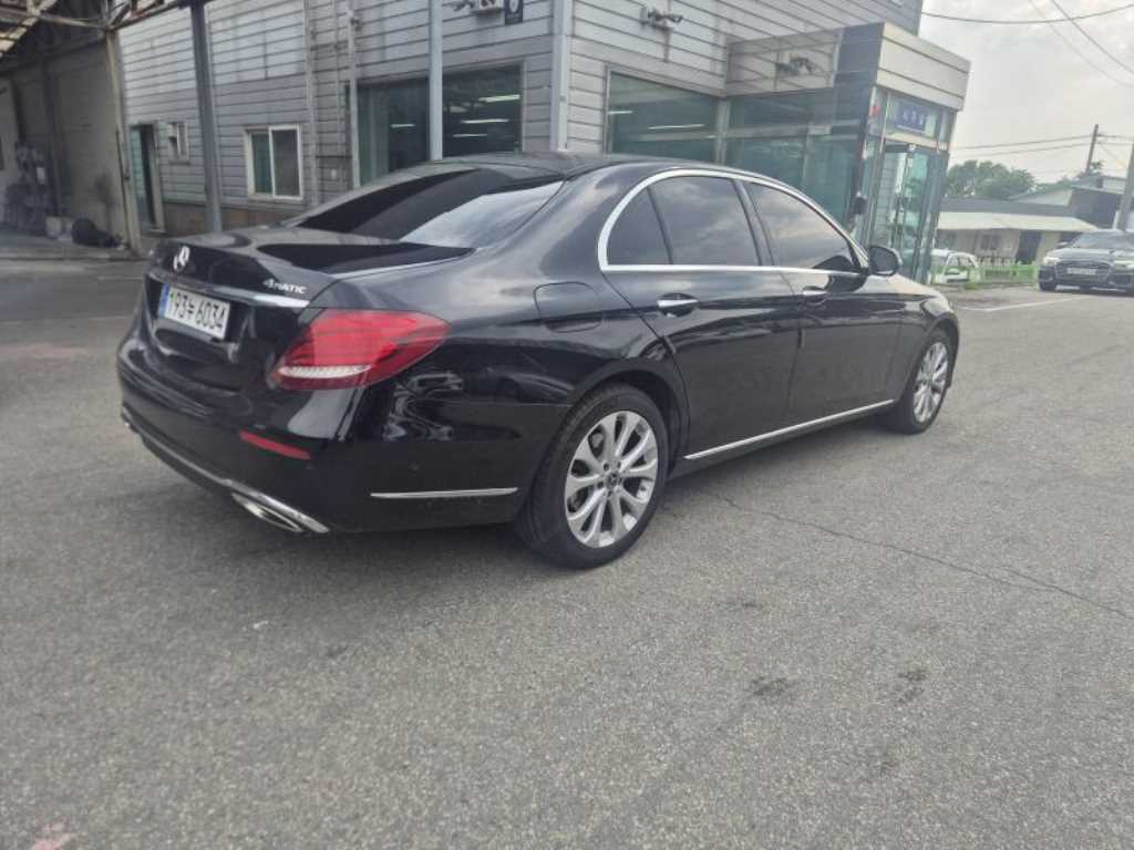 Mercedes Benz E class - Vista 4