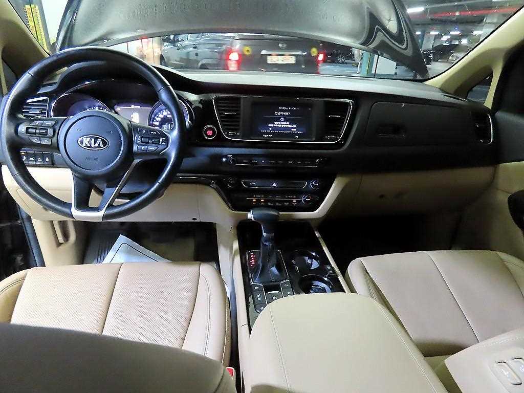 KIA Carnival - Vista 10
