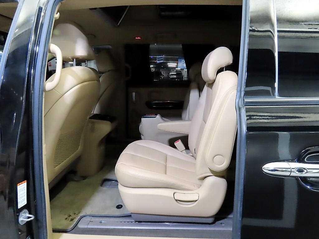 KIA Carnival - Vista 7