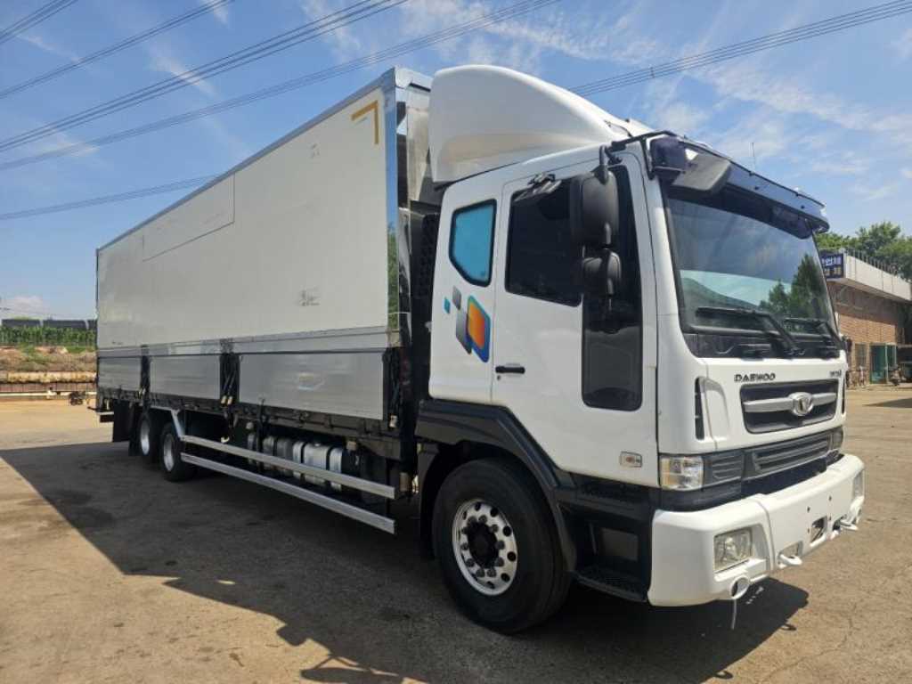 medium and large cargo truck