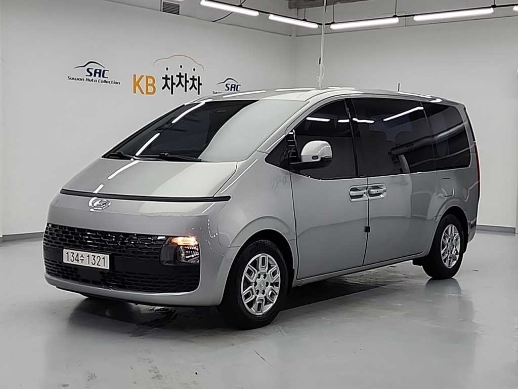 HYUNDAI Staria