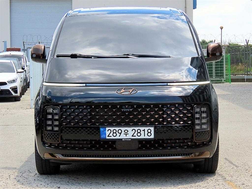HYUNDAI Staria