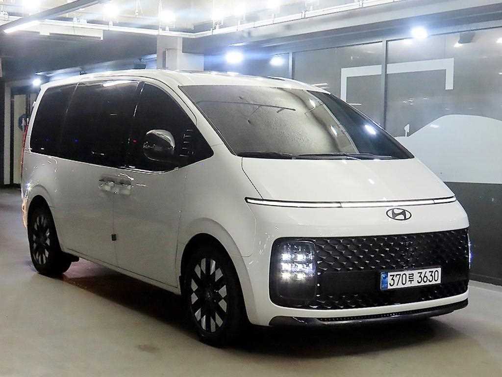 HYUNDAI Staria