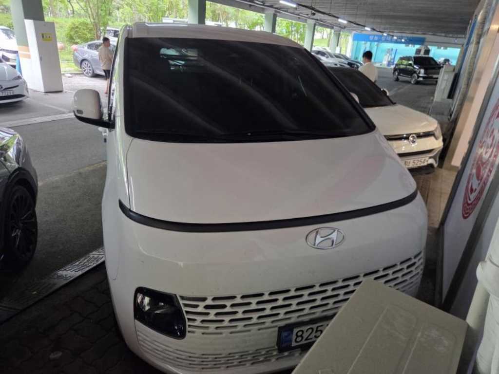 HYUNDAI Staria