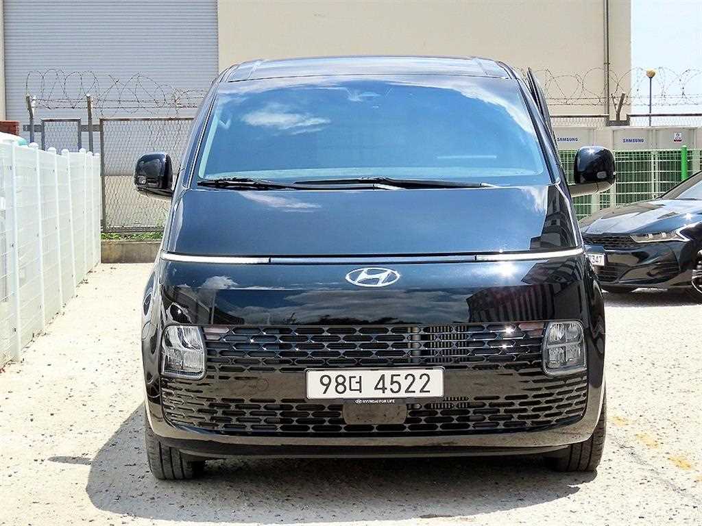 HYUNDAI Staria