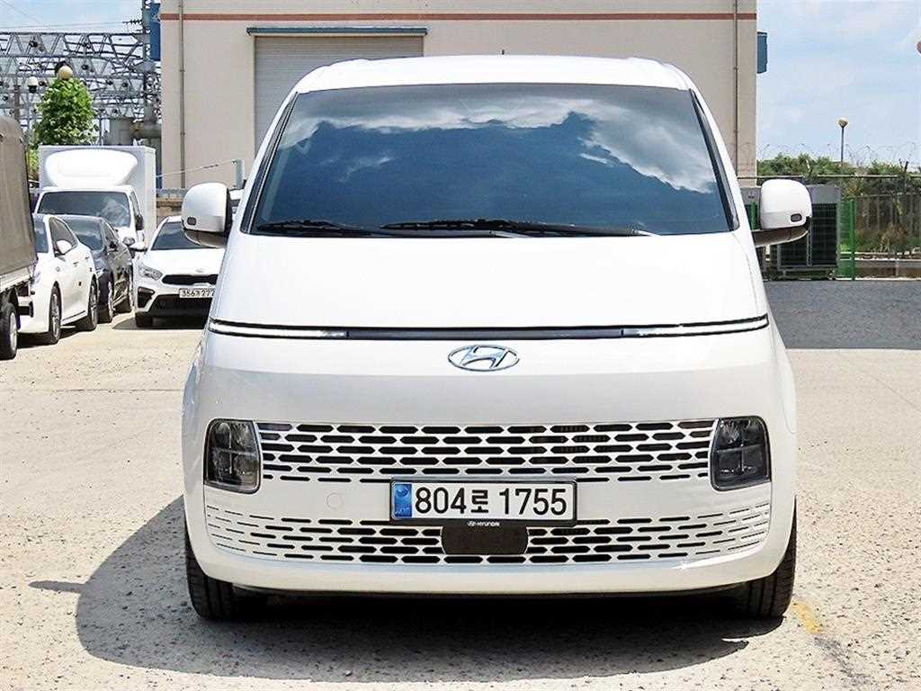 HYUNDAI Staria