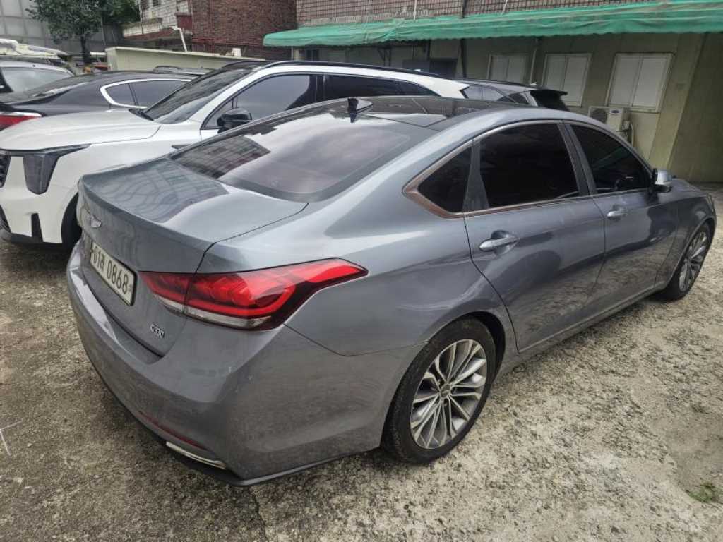 HYUNDAI Genesis