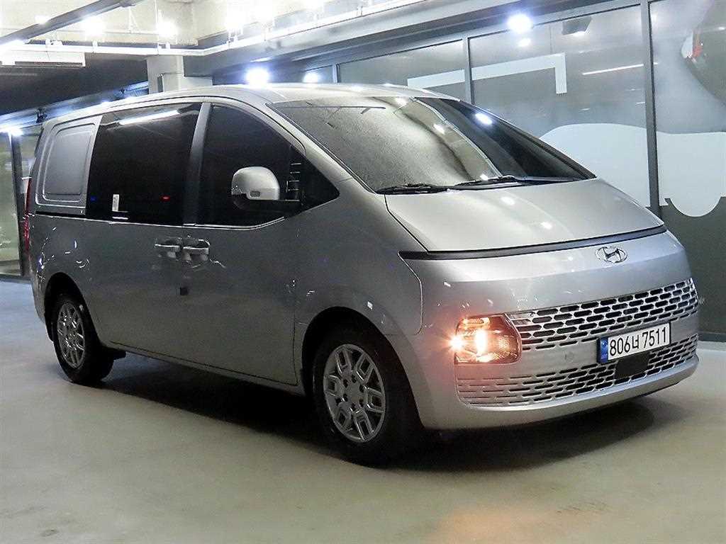 HYUNDAI Staria