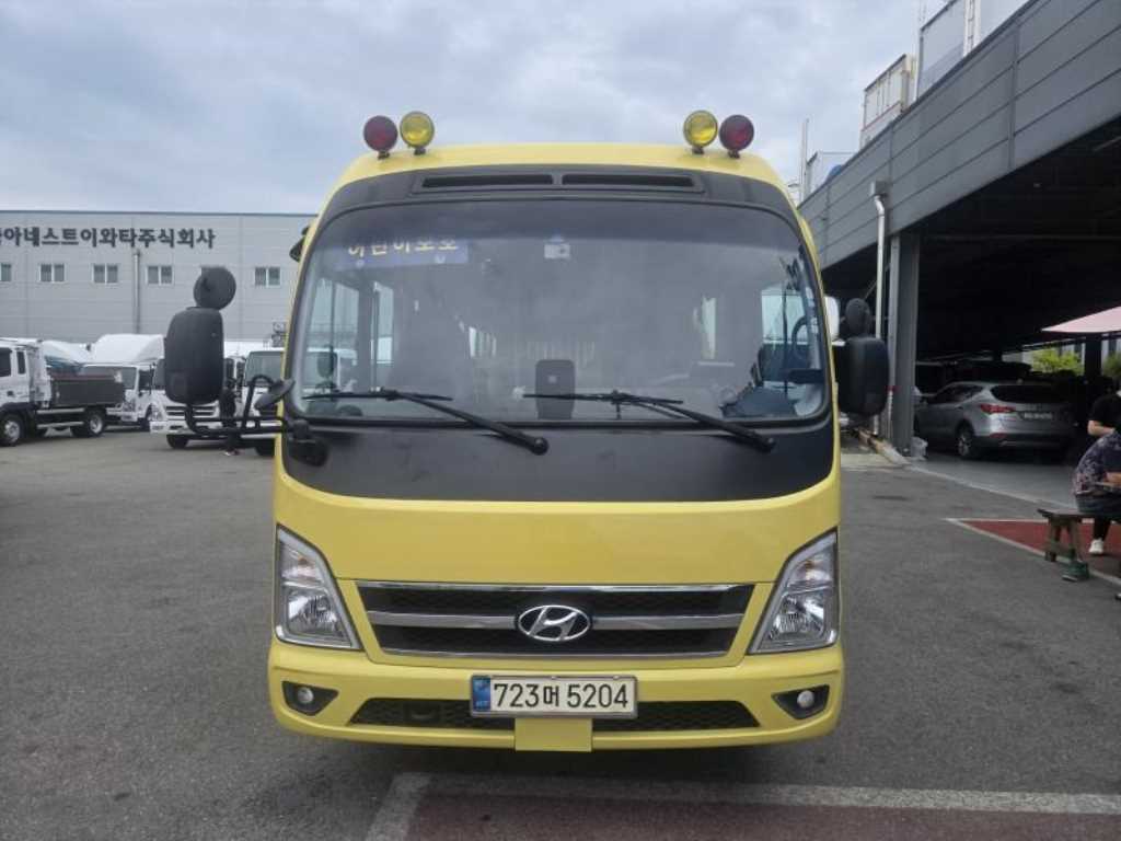 medium and large bus Hyundai bus