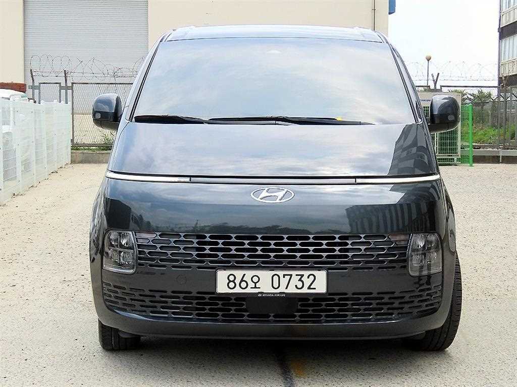 HYUNDAI Staria