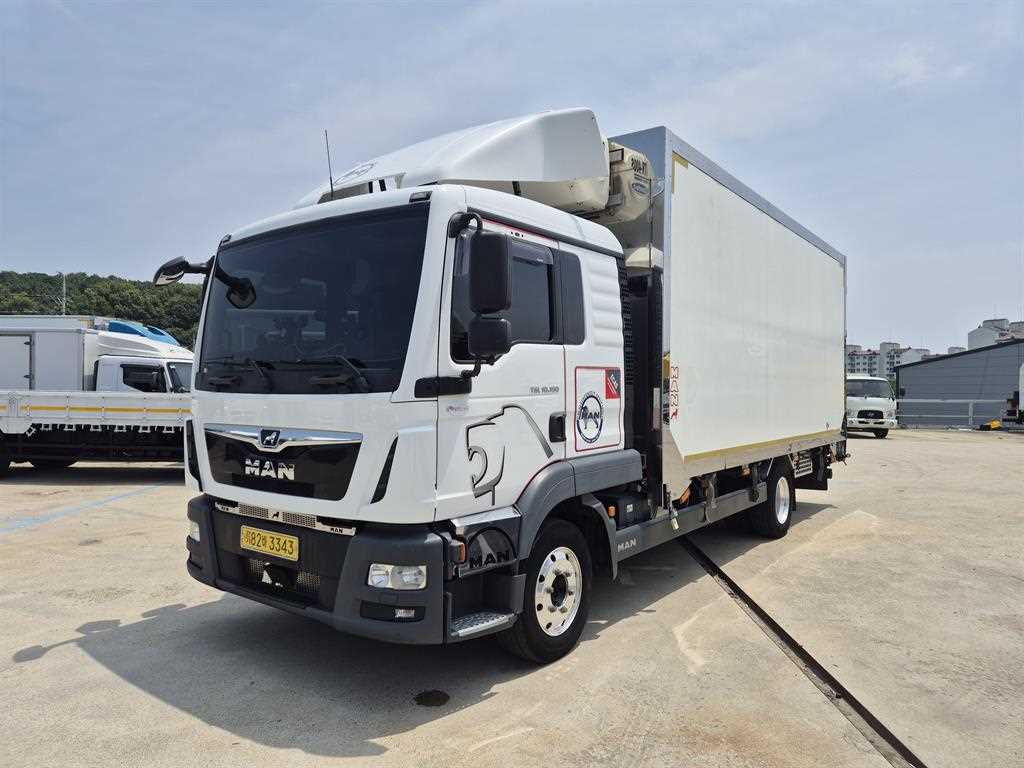 medium and large cargo truck