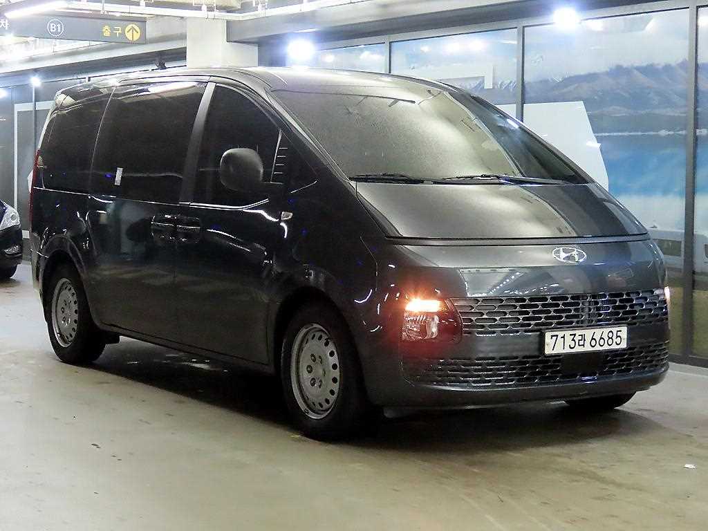 HYUNDAI Staria