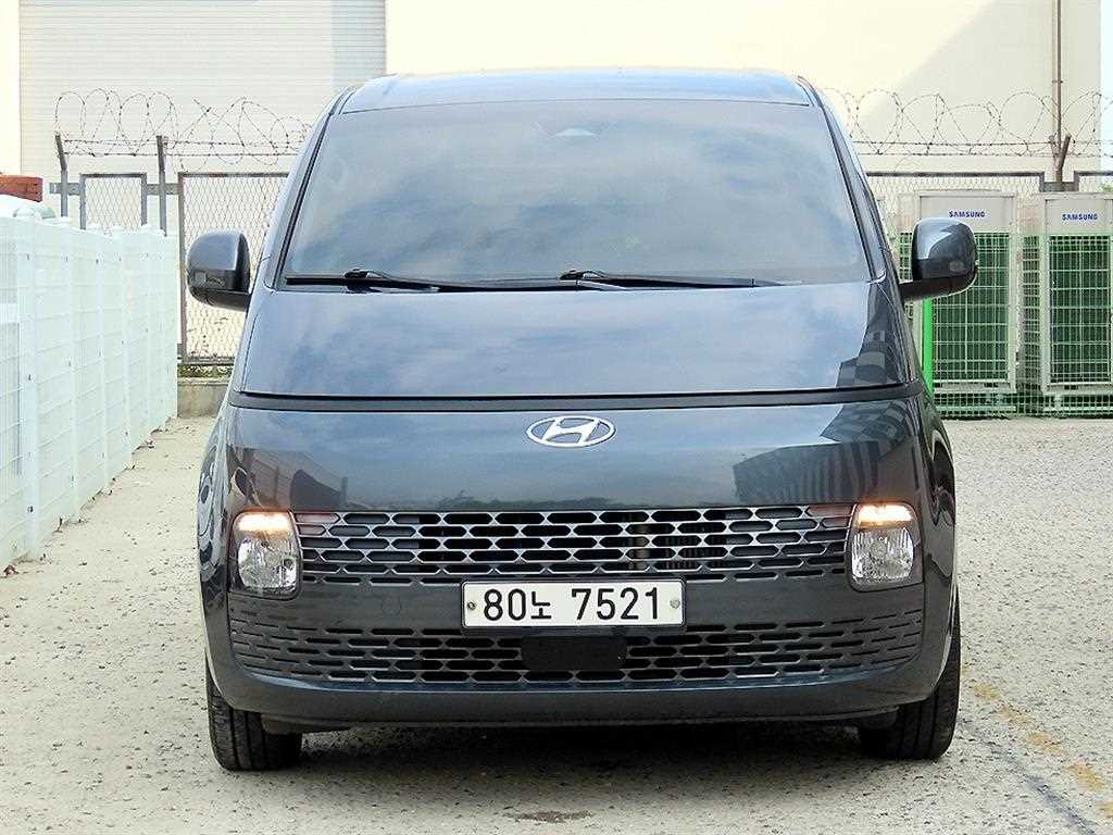 HYUNDAI Staria