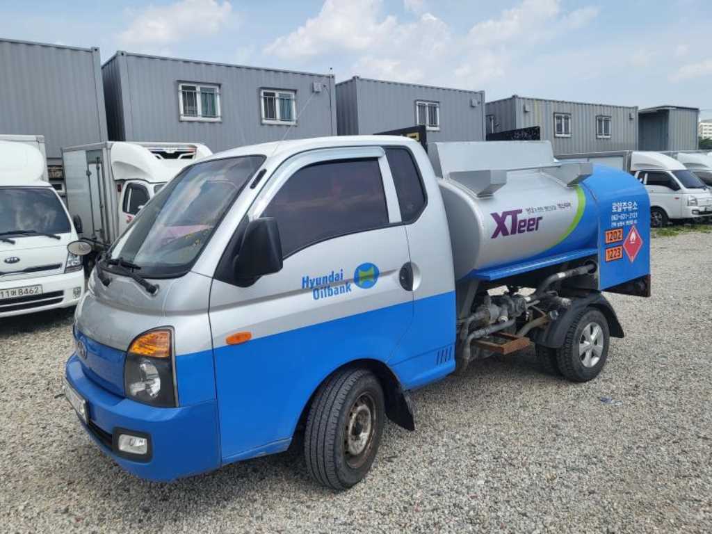 Small Truck Rori (an oil tank/Moving Gas/Home)