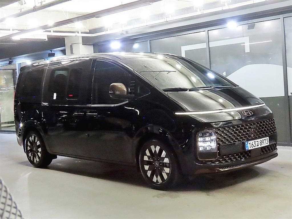 HYUNDAI Staria
