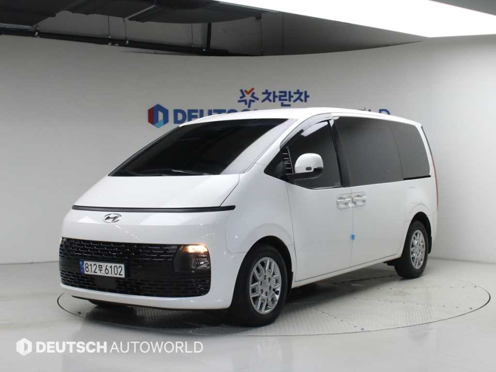 HYUNDAI Staria