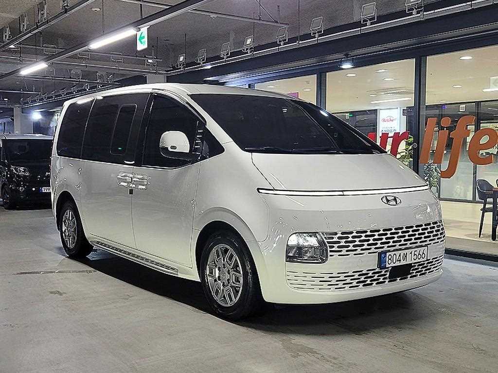 HYUNDAI Staria