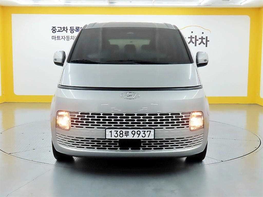 HYUNDAI Staria
