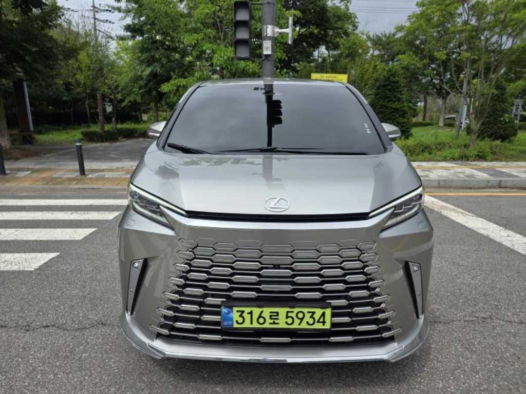 Lexus LM