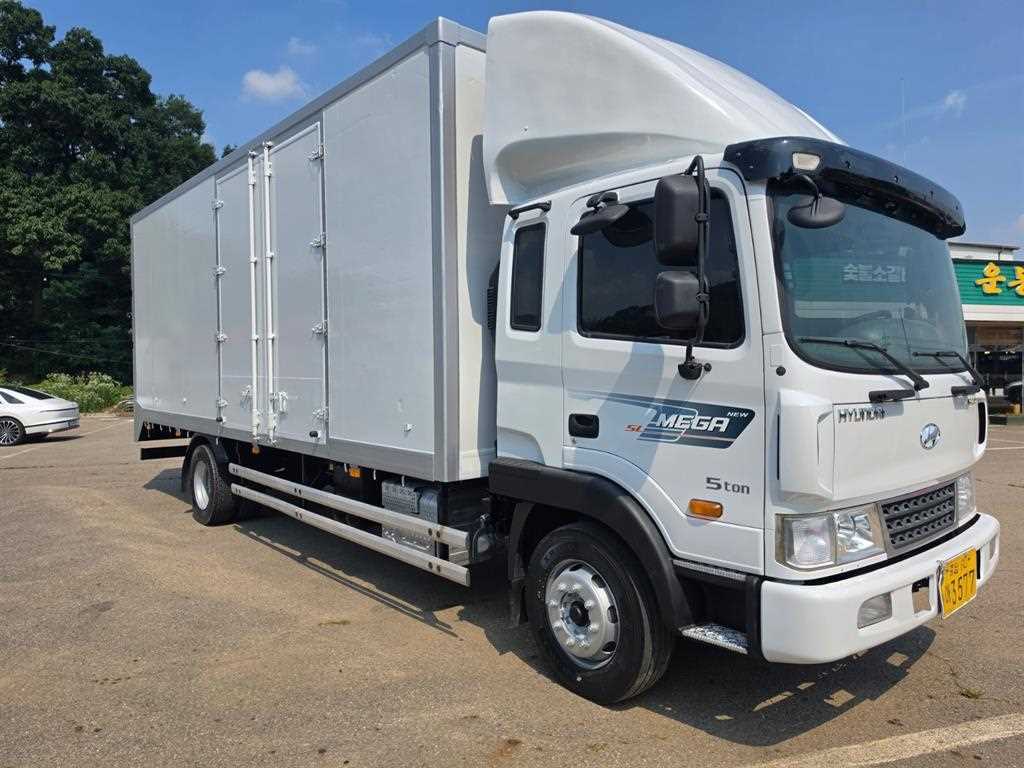 medium and large cargo truck
