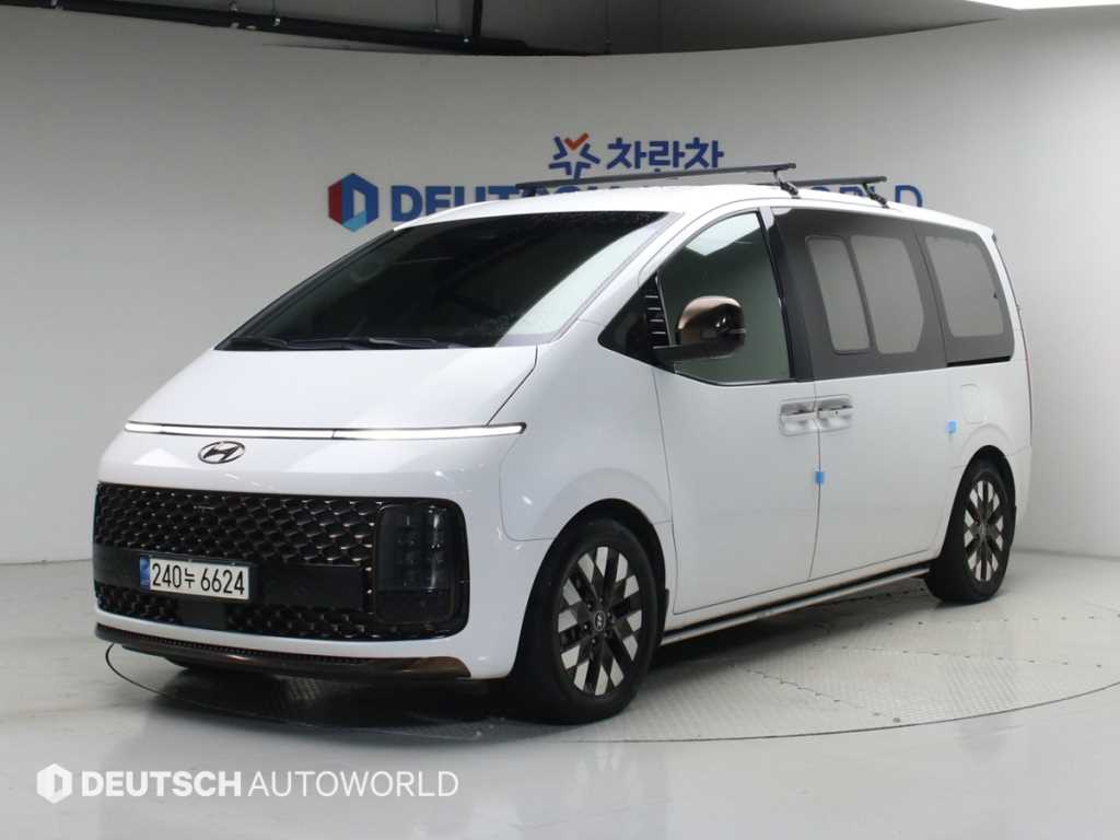 HYUNDAI Staria