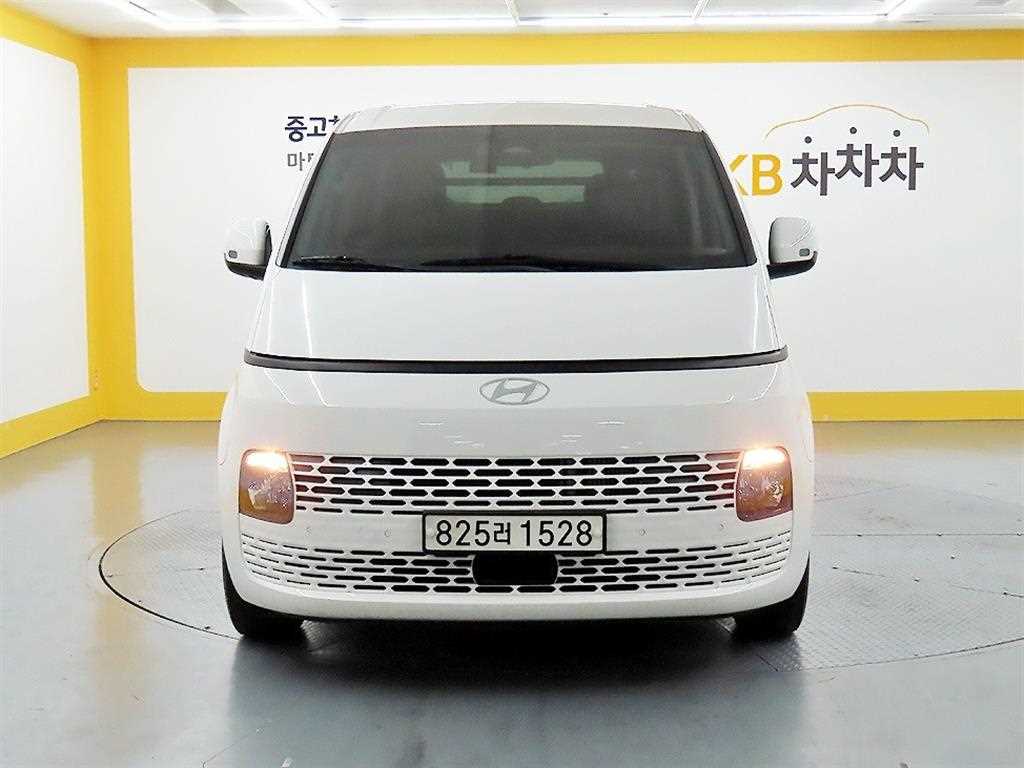 HYUNDAI Staria