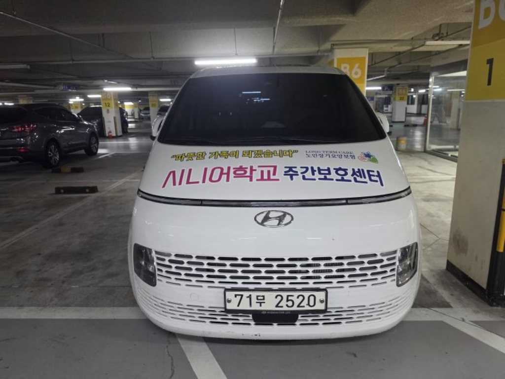 HYUNDAI Staria