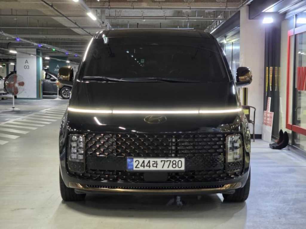 HYUNDAI Staria