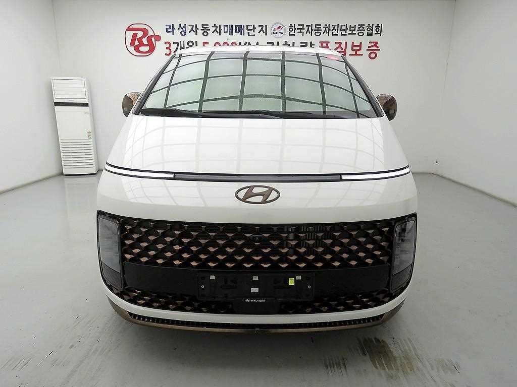HYUNDAI Staria