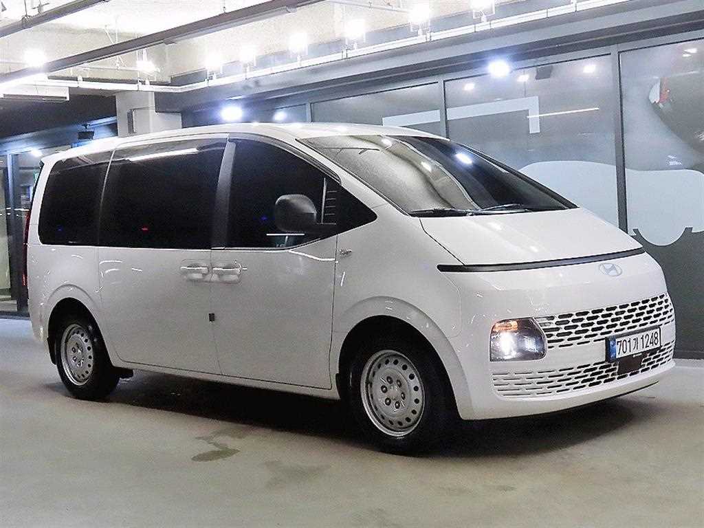 HYUNDAI Staria