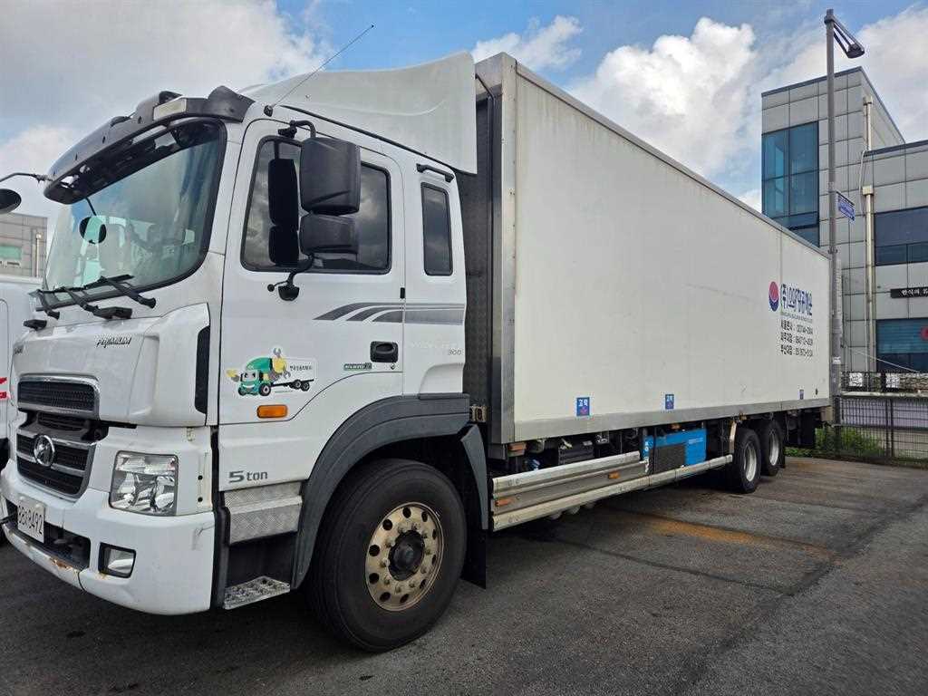 medium and large cargo truck