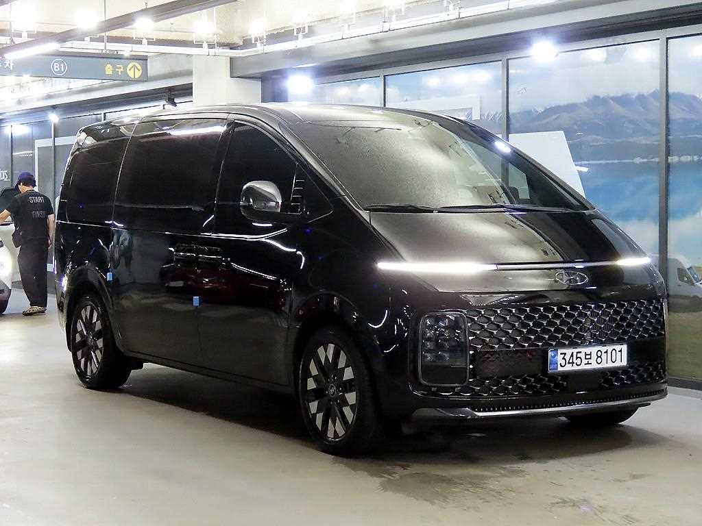 HYUNDAI Staria
