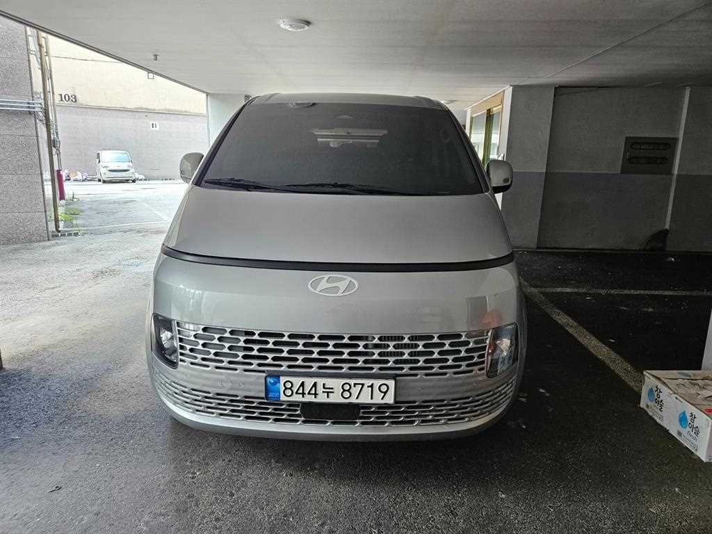 HYUNDAI Staria