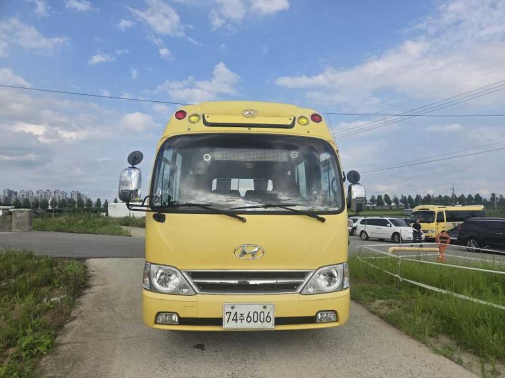 medium and large bus Hyundai bus