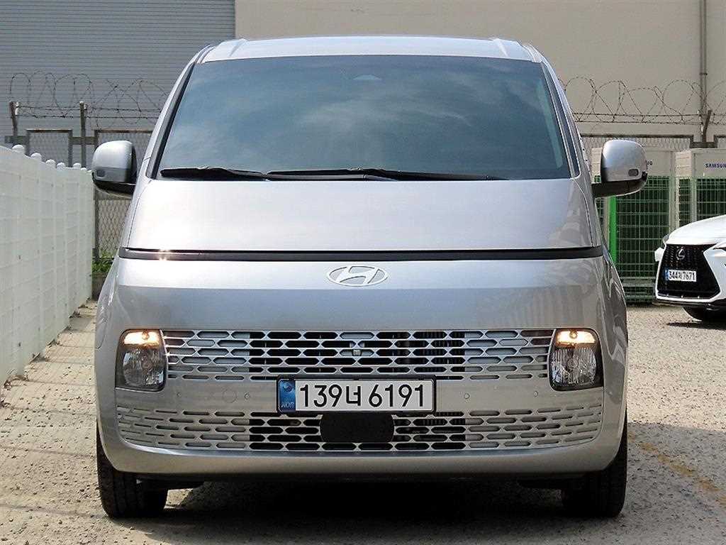 HYUNDAI Staria
