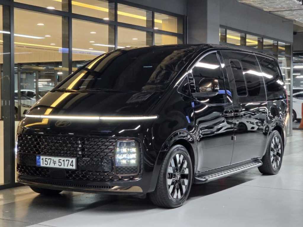 HYUNDAI Staria