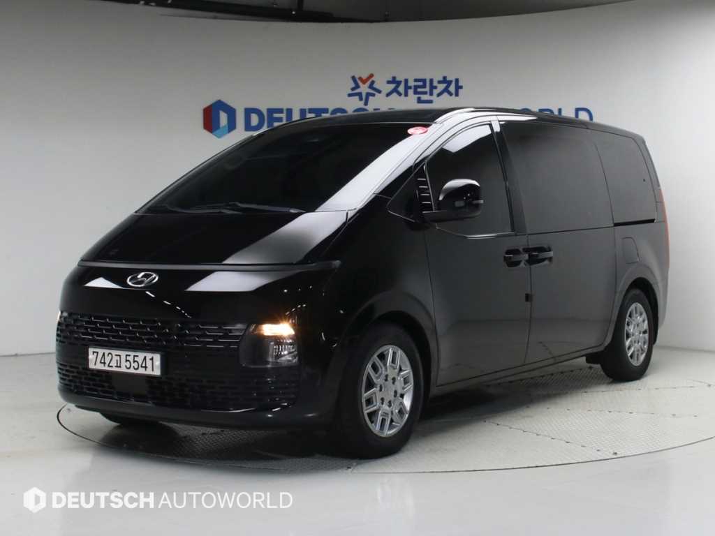 HYUNDAI Staria