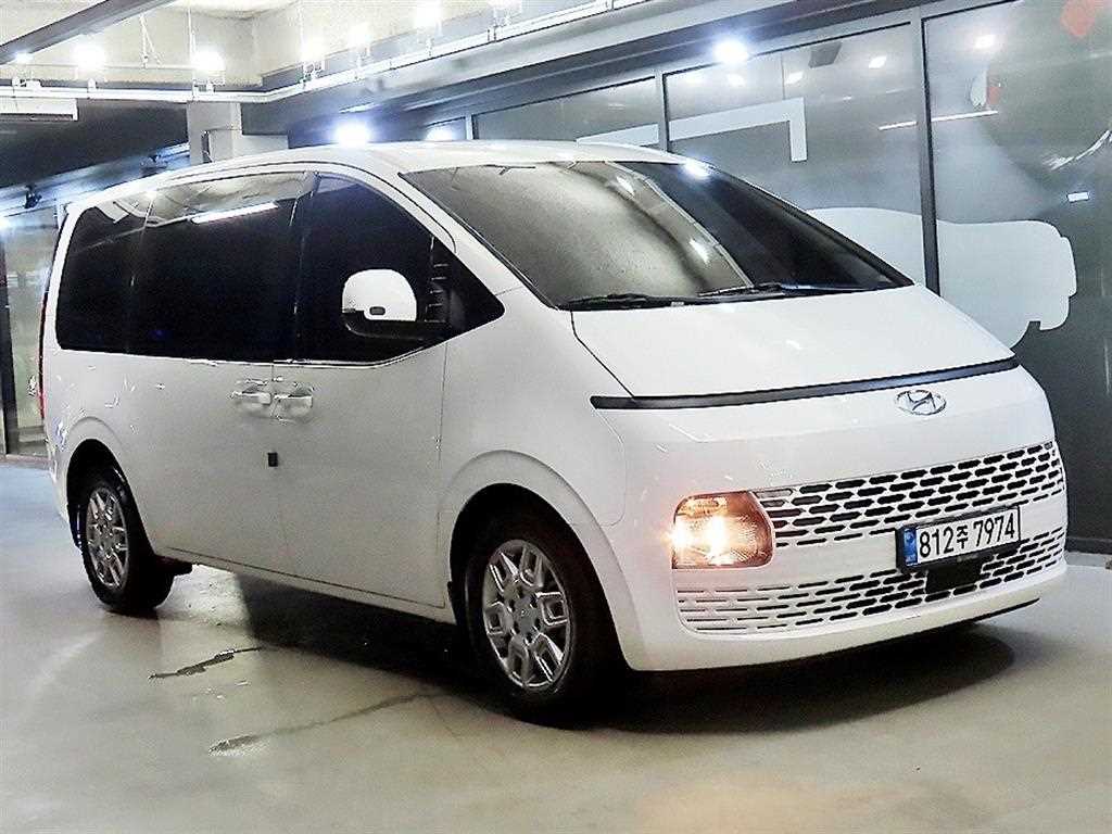 HYUNDAI Staria
