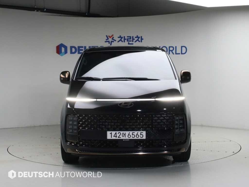 HYUNDAI Staria