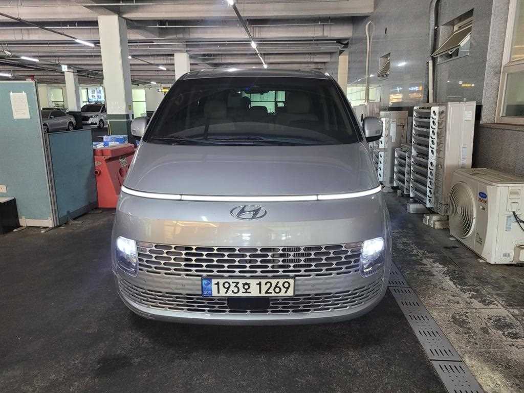 HYUNDAI Staria