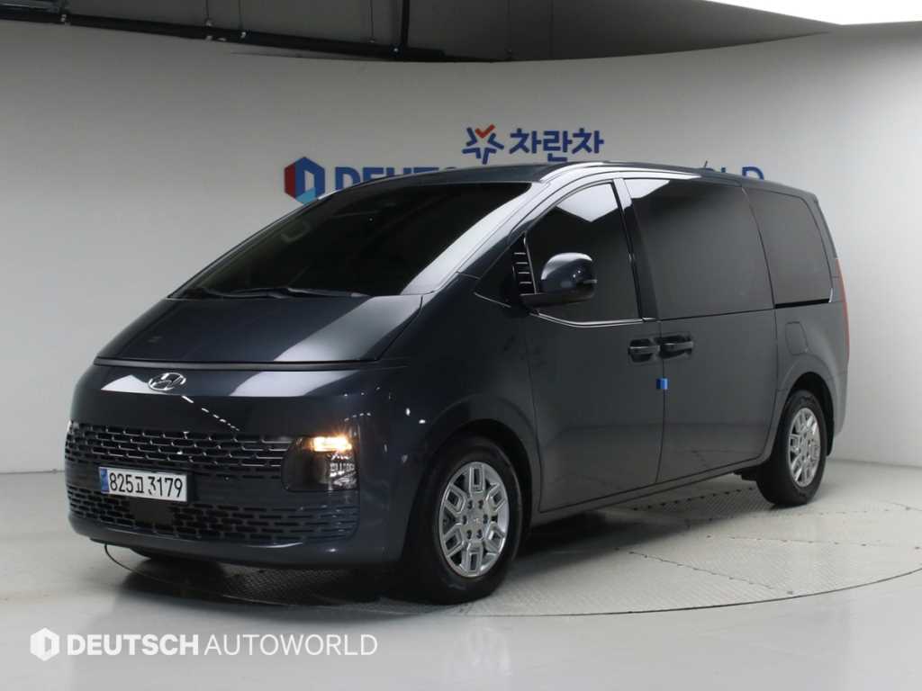 HYUNDAI Staria